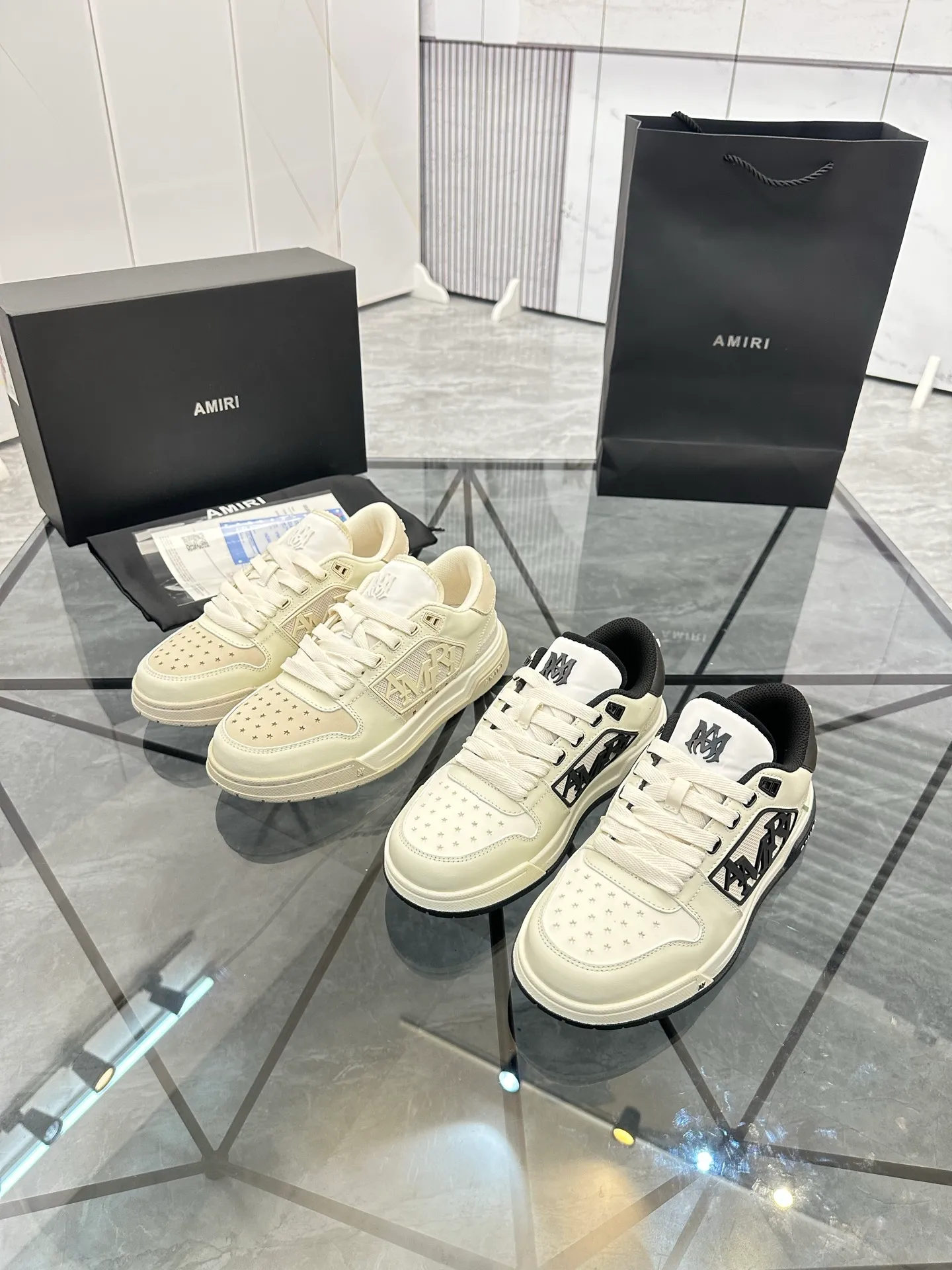 Men's shoes: 💰P660¥ Guangzhou top quality Product trademark: AMIRI* "Amir*" low-top casual shoes Regular size: 39-44 (can be customized to 45) Product material: upper imported first-layer cowhide stitching original material, breathable lining, original outsole. Number: 525
